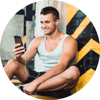 Membre détendu après l'entraînement avec son téléphone